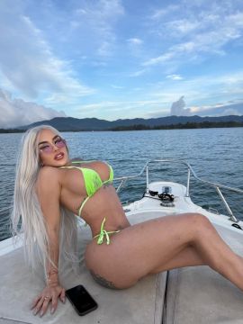 Andrea 27